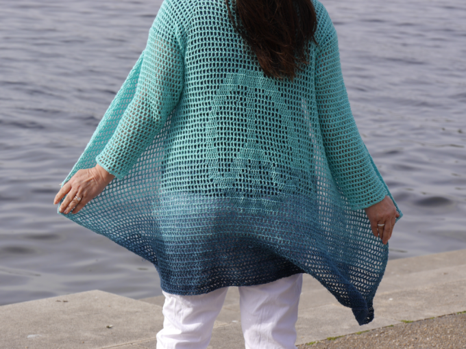 Rückansicht der Oversize-Häkeljacke mit Raglanärmeln, locker fallender Schnitt